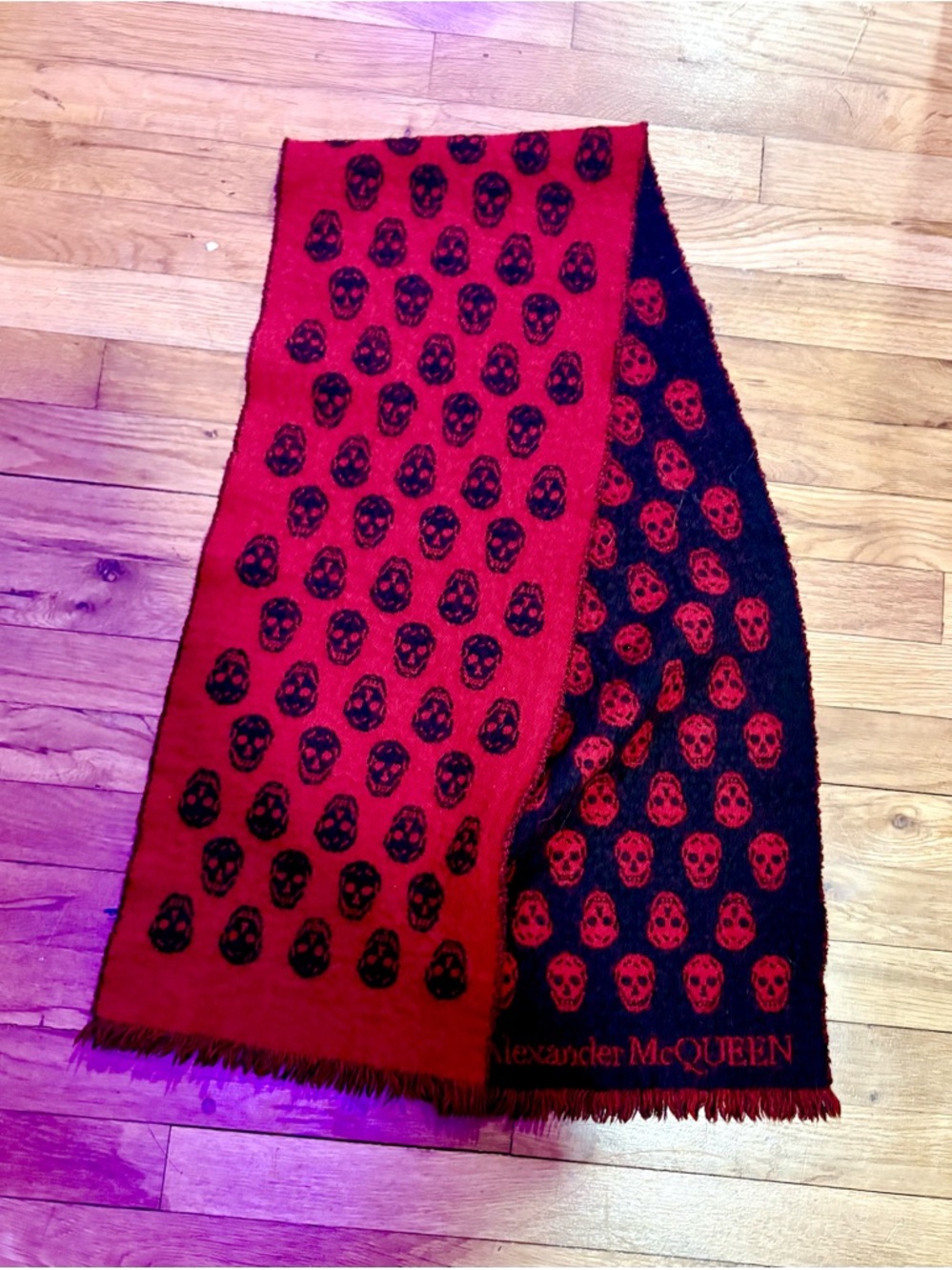 Alexander McQueen Black and Red Skull Jacquard Scarf - Picture 2 of 4